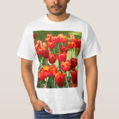 Groot veld rode tulpen t-shirt (Voorkant)