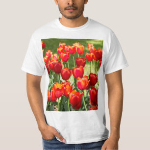Groot veld rode tulpen t-shirt