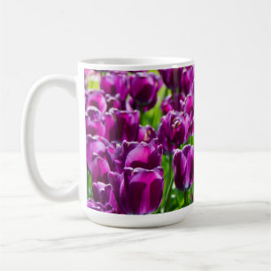 Groot veld van paarse tulpen koffiemok