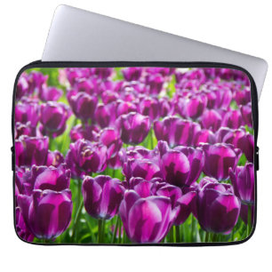 Groot veld van paarse tulpen laptop sleeve