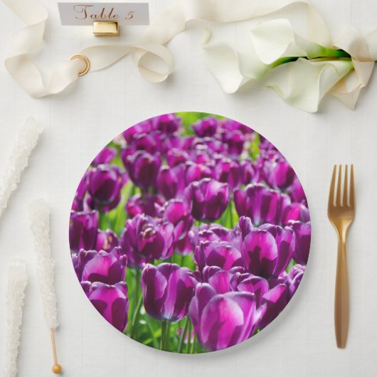 Groot veld van paarse tulpen papieren bordje (Huwelijk)