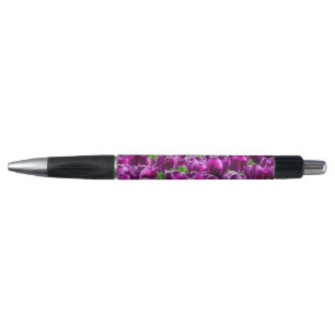 Groot veld van paarse tulpen pen