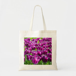 Groot veld van paarse tulpen tote bag