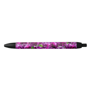 Groot veld van paarse tulpen zwarte inkt pen