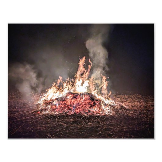 Groot vreugdevuur dat 's nachts brandt met hoge vl foto afdruk (Voorkant)
