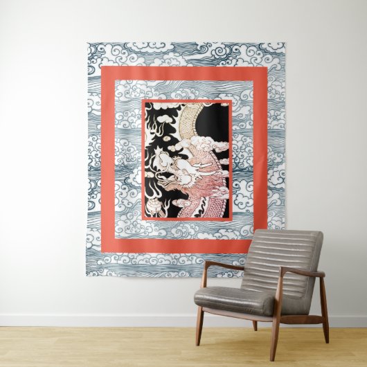 GROOT WANDTAPIJT MET DRAAK EN JAPANS GOLFPATROON WANDKLEED (In situ)