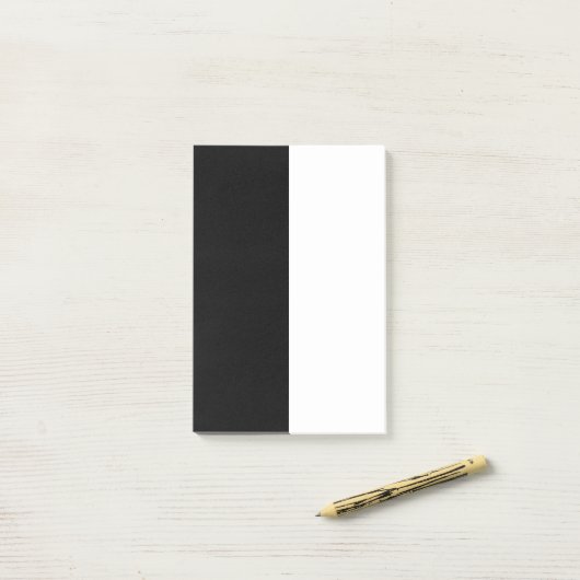 Groot zwart-wit midden post-it® notes (Op bureau)