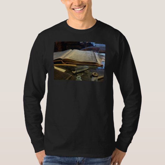 Grootboek en bril t-shirt (Voorkant)
