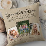 Grootkinderen gedicht 3 Foto Collage Beige Kussen<br><div class="desc">Aangepaste fotokussens voor grootouders of kleinkinderen. Het gedicht luidt: "kleinkinderen vullen een plek in je hart die je niet kende was leeg" en wordt geletterd met elegante kalligrafie en grillige hoofdtypografie. Het fotomalplaatje is opstelling voor u om 3 van uw favoriete afbeeldingen toe te voegen, die in een eenvoudige overlappende...</div>