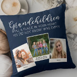 Grootkinderen gedicht 3 Foto Collage Navy Blue Kussen<br><div class="desc">Aangepaste fotokussens voor grootouders of kleinkinderen. Het gedicht luidt: "kleinkinderen vullen een plek in je hart die je niet kende was leeg" en wordt geletterd met elegante kalligrafie en grillige hoofdtypografie. Het fotomalplaatje is opstelling voor u om 3 van uw favoriete afbeeldingen toe te voegen, die in een eenvoudige overlappende...</div>