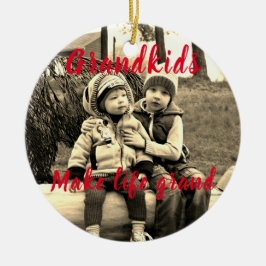 Grootkinderen maken een mooie kerstfoto keramisch ornament