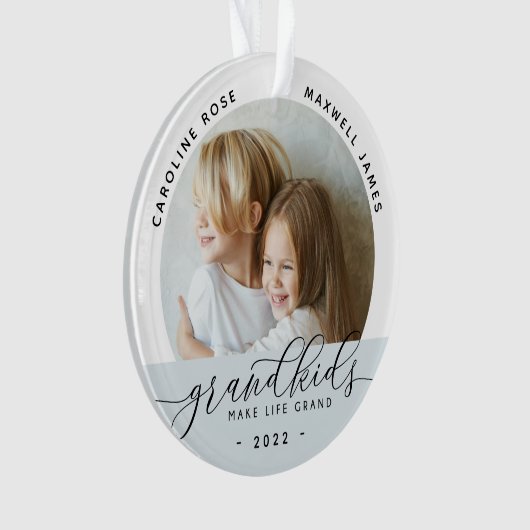 Grootkinderen maken grote foto van het leven ornament (voorkant)