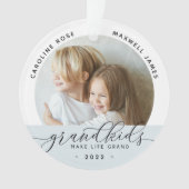 Grootkinderen maken grote foto van het leven ornament (voorkant)