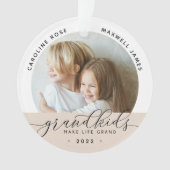 Grootkinderen maken grote foto van het leven ornament (voorkant)