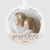 Grootkinderen maken grote foto van het leven ornament (voorkant)