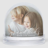 Grootkinderen maken grote foto van het leven sneeuwbol (Voorkant)