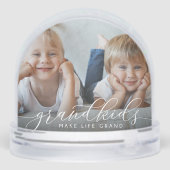 Grootkinderen maken grote foto van het leven sneeuwbol (Achterkant)