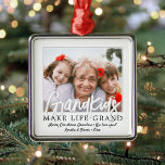 Grootkinderen maken het leven Grand 1 Foto grootou Metalen Ornament<br><div class="desc">Viel de eenvoudige vreugde van de feestdagen met een ornament van de douanefoto zwart-wit vierkant metaal. Afbeelding en alle formuleringen op deze sjabloon zijn gemakkelijk te personaliseren, inclusief een citaat met de tekst "Grandchildren make life grand." (AFBEELDING PLACEMENT TIP: een gemakkelijke manier om een foto precies te centreren is deze...</div>