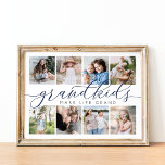 Grootkinderen maken het leven groots | 8 Foto-coll Poster<br><div class="desc">Creëer Een lief cadeau voor een geliefde oma of opa met deze prachtige foto collage print. "Grandkids make life grand" verschijnt in het midden in marineblauw en grijs kalligrafie. Pas aan met 8 foto's van hun kleinkinderen voor een uniek cadeau voor Grootouderdag,  feestdagen of verjaardagen.</div>