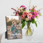 Grootkinderen maken het leven groots fotoplaat<br><div class="desc">Grootkinderen maken het leven groots: Aangepast familiefoto cadeau. Fotografie © Storytree Studios,  Stanford,  CA. Het malplaatje van de foto moet met uw eigen foto worden vervangen</div>