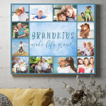 Grootkinderen maken het leven groots stijlvol blau canvas afdruk<br><div class="desc">Blauw fotocanvas met mooie kleinkinderen citaat. Het fotomalplaatje is opstelling klaar voor u om 12 van uw favoriete foto's te uploaden die als grens rond het gezegde van grootouders worden getoond. De formulering luidt: "Grootkinderen maken het leven groots" in handgeschreven, eigenzinnige hoofdletterdrukken en elegante scripttypografie. Het ontwerp heeft een stijlvolle...</div>