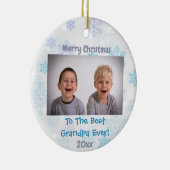 Grootkinderen met kerstcadeautjes keramisch ornament (Rechts)