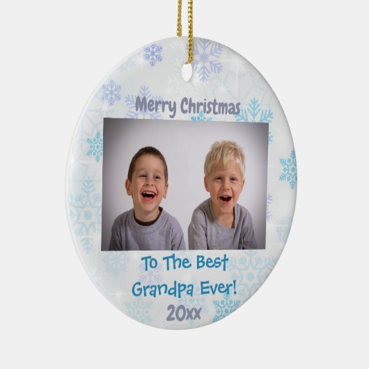 Grootkinderen met kerstcadeautjes keramisch ornament (Rechts)