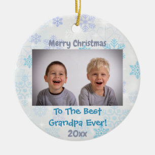 Grootkinderen met kerstcadeautjes keramisch ornament