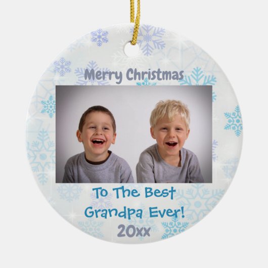 Grootkinderen met kerstcadeautjes keramisch ornament (Voorkant)