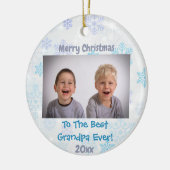 Grootkinderen met kerstcadeautjes keramisch ornament (Links)