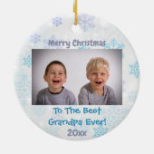 Grootkinderen met kerstcadeautjes keramisch ornament (Achterkant)