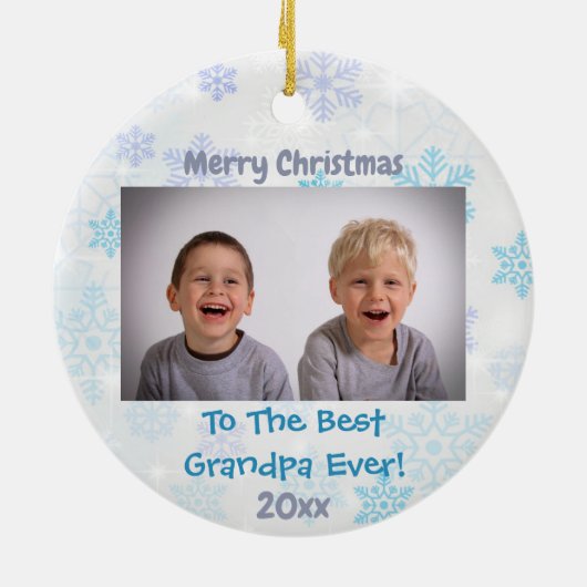 Grootkinderen met kerstcadeautjes keramisch ornament (Achterkant)