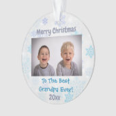 Grootkinderen met kerstcadeautjes ornament (voorkant)