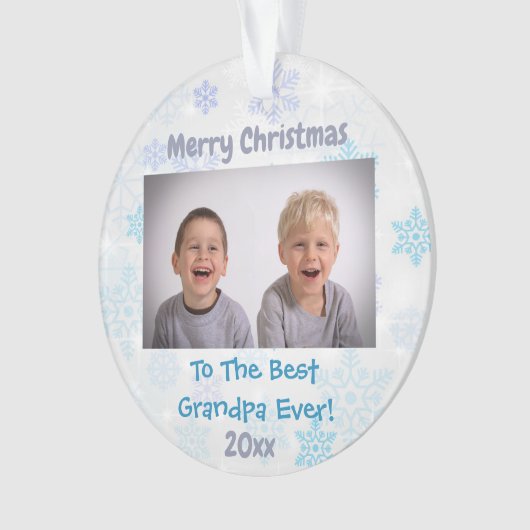 Grootkinderen met kerstcadeautjes ornament (voorkant)