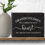 Grootkinderen vullen een ruimte in je hart houten kist print<br><div class="desc">Dit krijtbordstijlteken is gewoon hartverscheurend! Het ontwerp omvat copyrightmateriaal van Cricut.</div>