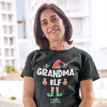 Grootma elf familie die kerstmis afdekt t-shirt<br><div class="desc">Met dit leuke oma elf-T-shirt dat deel uitmaakt van een bijpassend collectie voor huiseigenaars dat geschenken bevat voor elk lid van het gezin. Dit t-shirt is perfect voor elke kerstgezinshereniging en heeft een schattig pet en leuke poten, met de titel "Grandma elf" in een wit, modern lettertype met alle petten....</div>