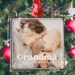Grootma-kerstfeestdag - Eenvoudige moderne afbeeld Metalen Ornament<br><div class="desc">Het ontwerp is samengesteld uit moderne chic typografie met sans serif en serif doopvont. Voeg een aangepaste foto van oma en het jaar toe.</div>