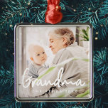 Grootma - Kerstfeestdag Elegant Chic Metalen Ornament<br><div class="desc">Het ontwerp is samengesteld uit moderne chic typografie met sans serif en serif doopvont. Voeg een aangepaste foto van oma en het jaar toe.</div>