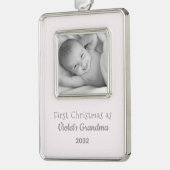 Grootma's eerste kerstfeest Persoonlijke foto naam Verzilverd Omlijst Ornament (Links)
