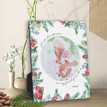 Grootmoeder eerste kerstfeest Baby Foto Plaque Fotoplaat<br><div class="desc">Mooie fotoplaque met waterverf kerstbloemen en wintergroen met dennenconen holly mistletoe en bessen Het fotoplaatje is gemaakt om je afbeelding toe te voegen (het vierkante instagram werkt perfect), dat automatisch in ronde vorm zal worden weergegeven. De formulering wordt letterlijk weergegeven in casual handgeschreven scripttypografie en is volledig bewerkbaar. De voorbeeldtekst...</div>