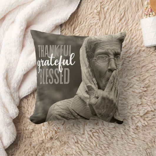 Grootmoeder gooit kussen (Deken)