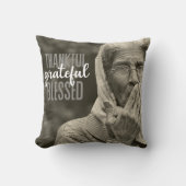 Grootmoeder gooit kussen (Voorkant)