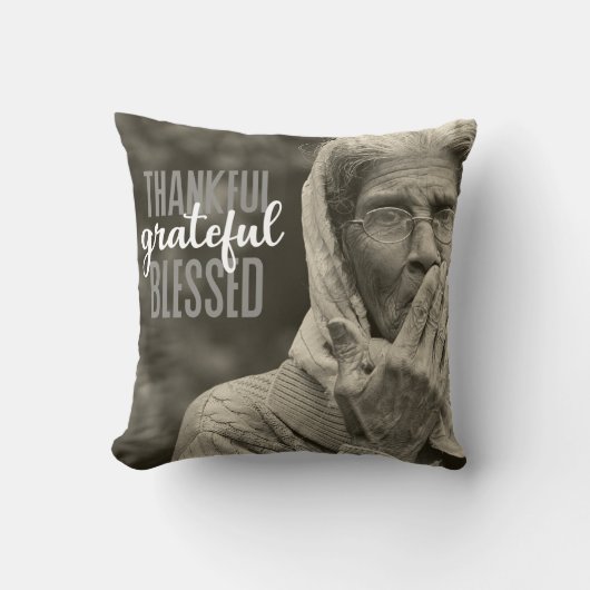 Grootmoeder gooit kussen (Voorkant)