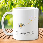 Grootmoeder om te worden koffiemok<br><div class="desc">Deze koffie mok is versierd met waterverf honingbijen en "Oma to Bee" in stijlvolle scripttypografie. Gemakkelijk aan te passen met uw monogram. Maakt een mooi cadeau voor de aanstaande moeder. Originele Waterverf © Michele Davies.</div>