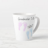 Grootmoeder om tweelingen te zijn kondiging latte mok (Rechterhoek)