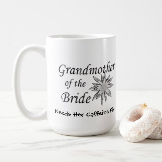 Grootmoeder van de bruid heeft haar cafeïne nodig koffiemok (Met donut)