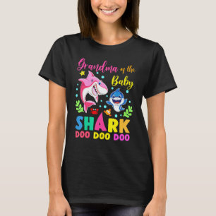 Grootmoeder van de jongen die op de geboorte een r t-shirt