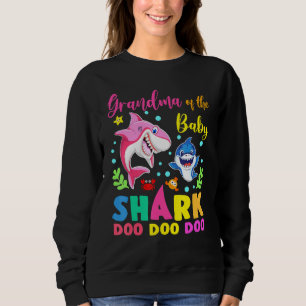 Grootmoeder van de jongen die op de geboorte een r trui