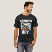 Grootmoeder van de jongen die videospel speelt t-shirt (Voorkant volledig)