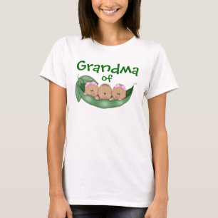 Grootmoeder van gemengde triplets met donkere huid t-shirt